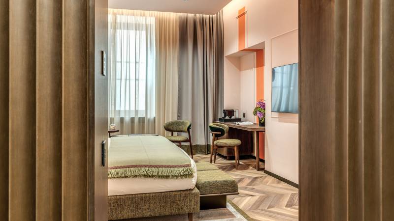 The-Steps-Hotel-Rome-Deluxe-Room-17